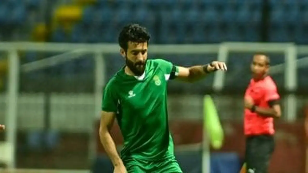 الحكم يشهر البطاقة الحمراء في وجه كريم الديب خلال مواجهة الزمالك الأخيرة